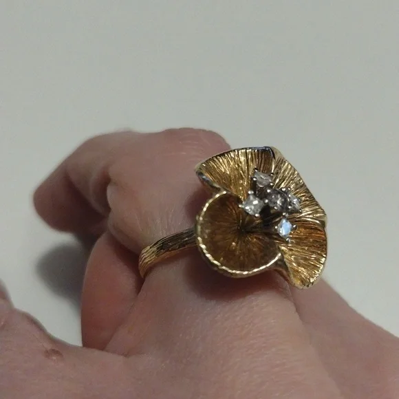 14K Gold Flower Ring with Diamonds - Picture 3 of 5